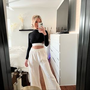 Boohoo Black Open-Back Crop Top. Size US 2